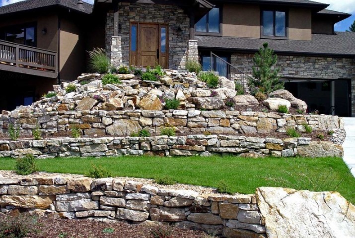 Stackable stone retaining walls