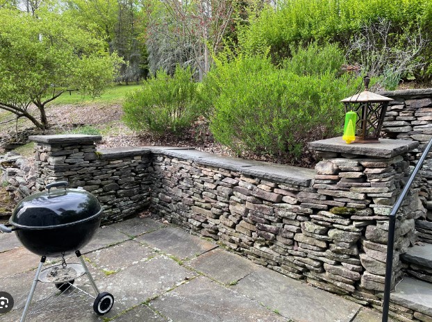 Stackable stone retaining walls